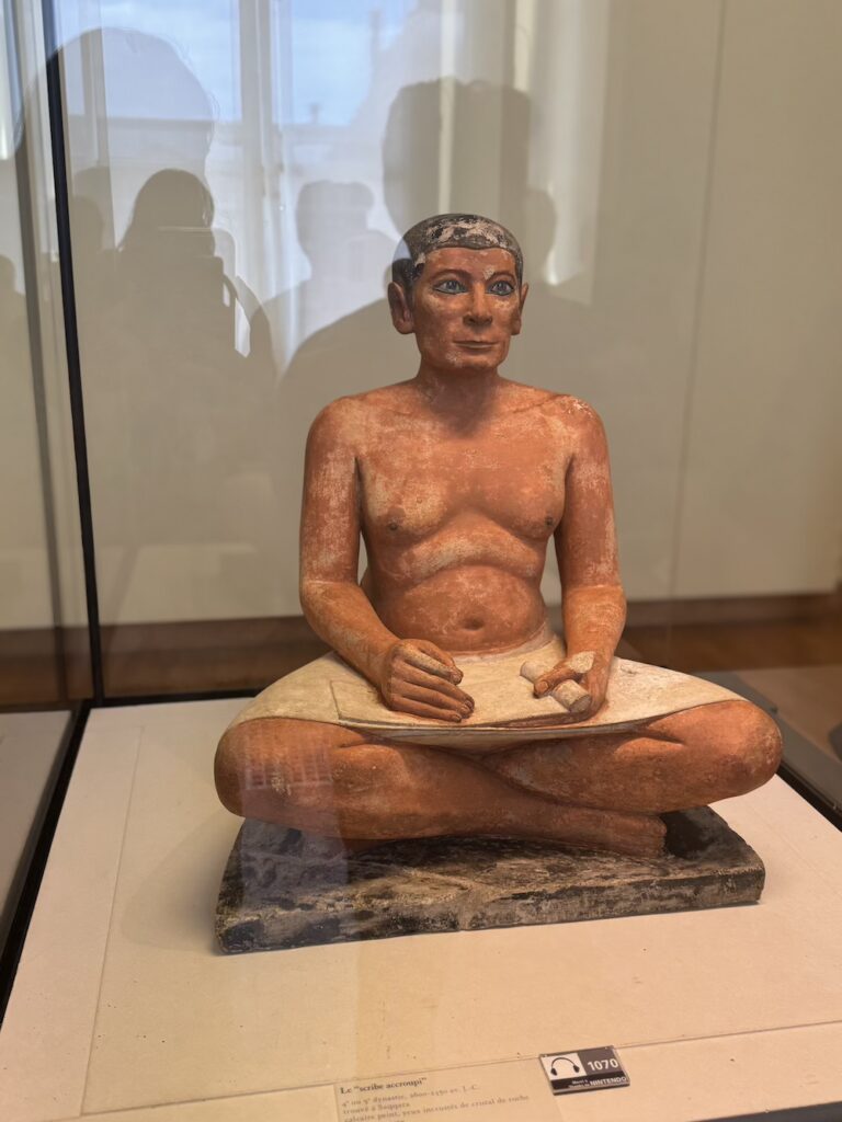 Louvre Müzesi - antik mısır heykeli - oturan katip
