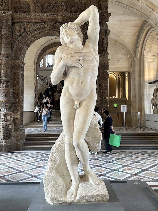 Louvre Müzesi - Michelangelo'nun eseri - ölmekte olan köle heykeli
