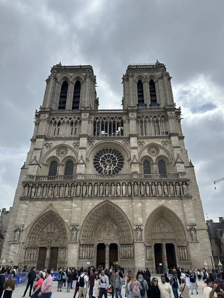 Notre Dame Katedrali ücretsiz mi
