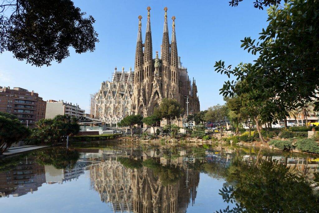 Plaça de Gaudí (Sagrada Familia Göleti)