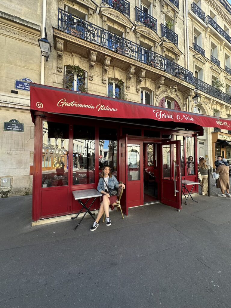 Emily in Paris nerede çekildi?